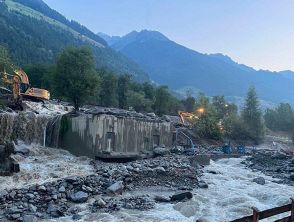 Frana in Valle Aurina in Alto Adige, 120 evacuati tra case e hotel dopo la colata di fango e detriti: il video
