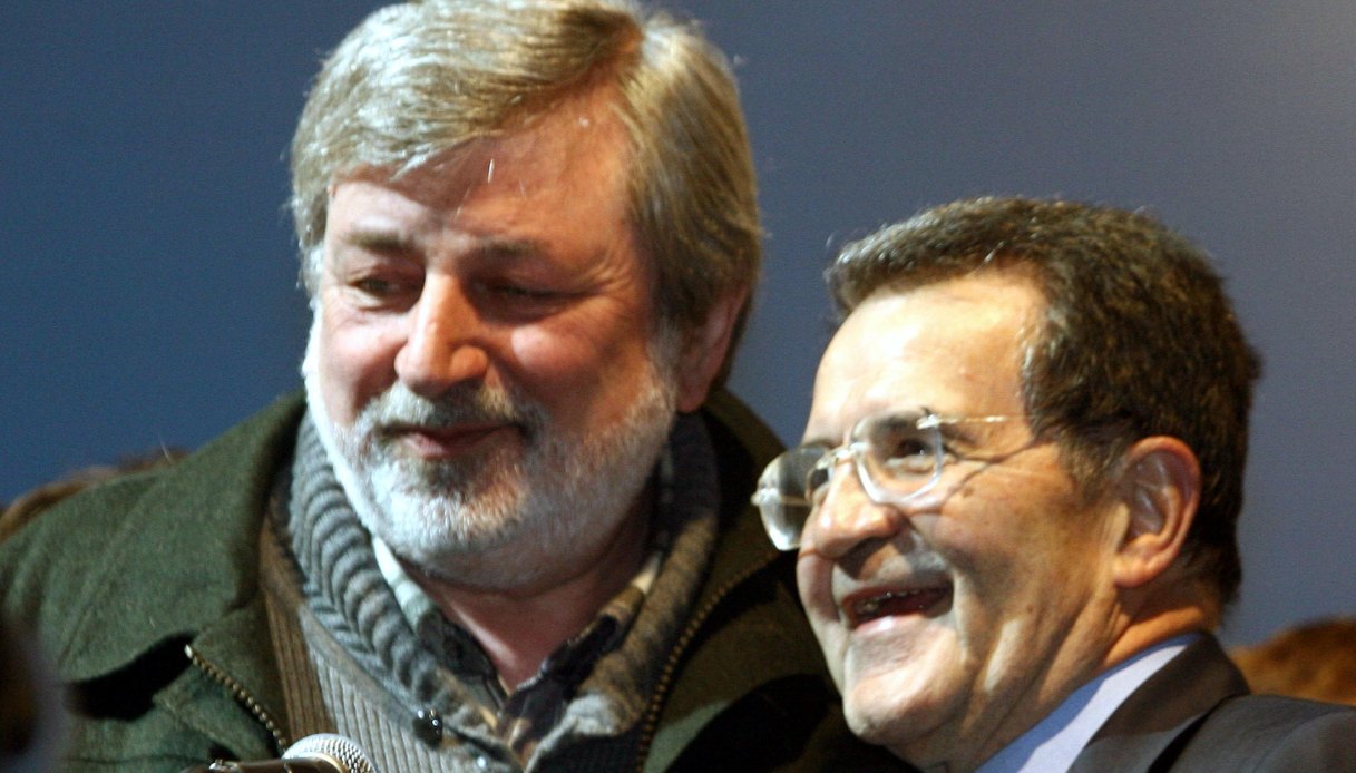 https://wips.plug.it/cips/notizie.virgilio.it/cms/2026/08/francesco-guccini-prodi.jpg