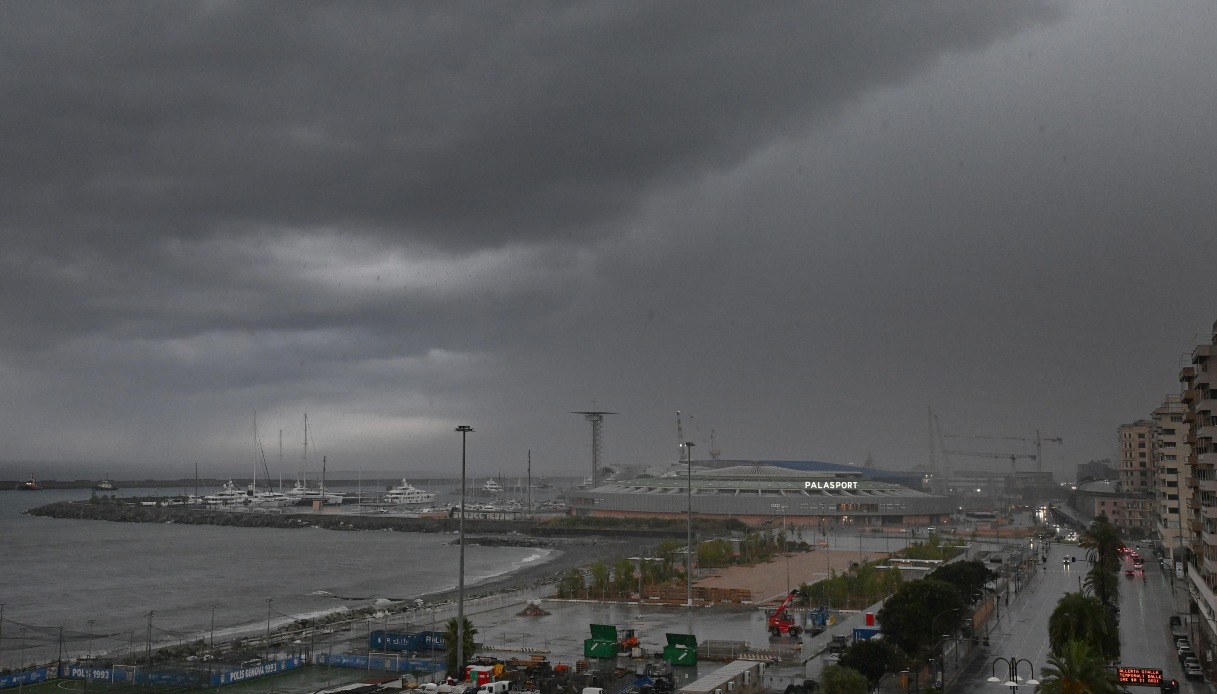 https://wips.plug.it/cips/notizie.virgilio.it/cms/2026/08/fulmine-treno-genova.jpg