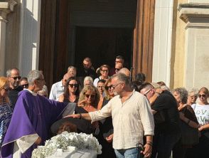 Ai funerali di Tania Terrin il parroco attacca la politica: 