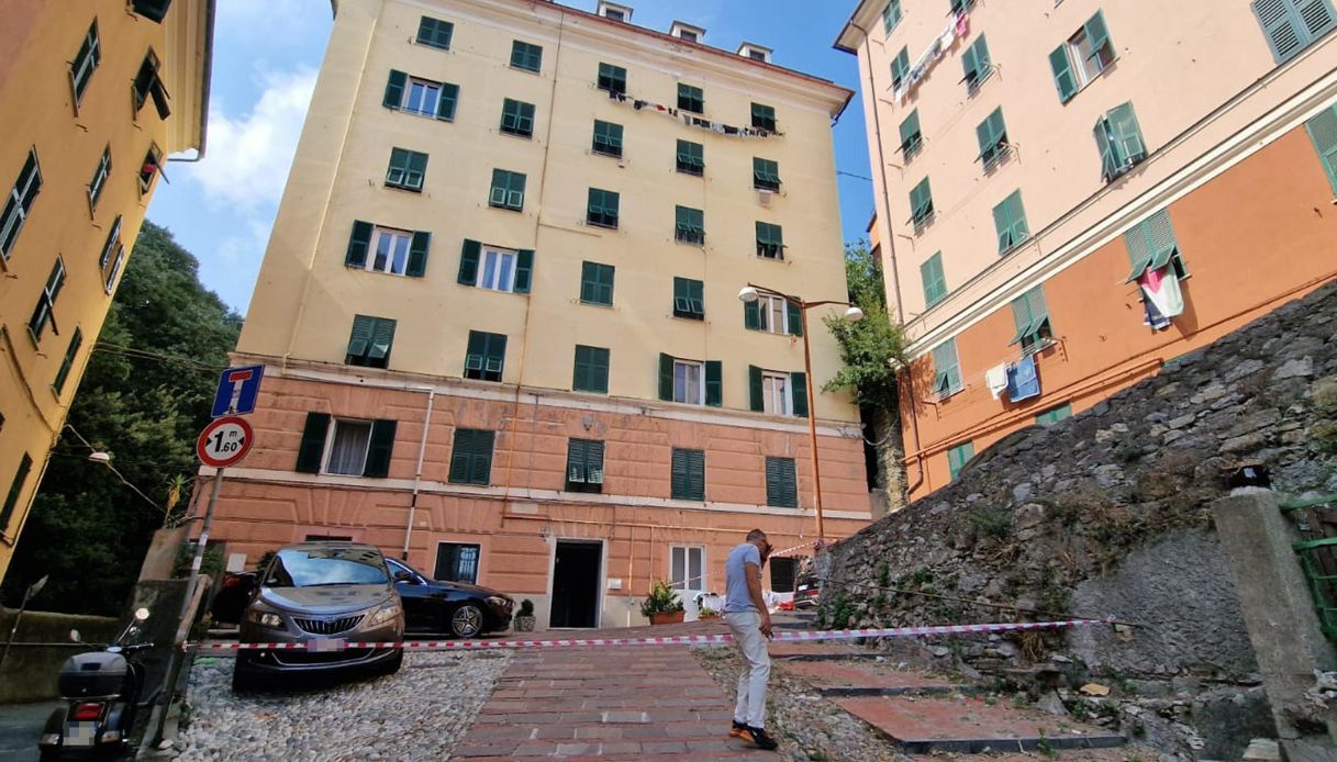 genova 26enne accoltella la sorella 18enne e poi cade dalla finestra e muore si batte la pista del suicidio da Virgilio.it genova 26enne accoltella la sorella 18enne e poi cade dalla finestra e muore si batte la pista del suicidio
