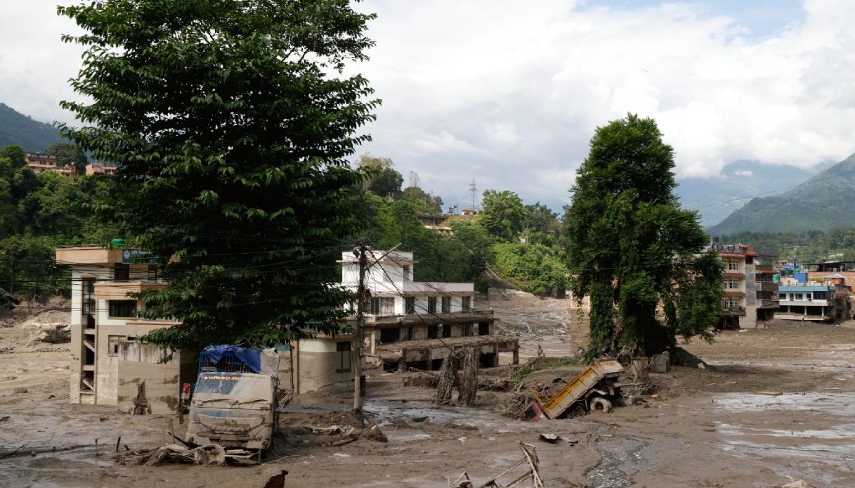 https://wips.plug.it/cips/notizie.virgilio.it/cms/2026/08/ghiacciaio-alluvione-nepal.jpg