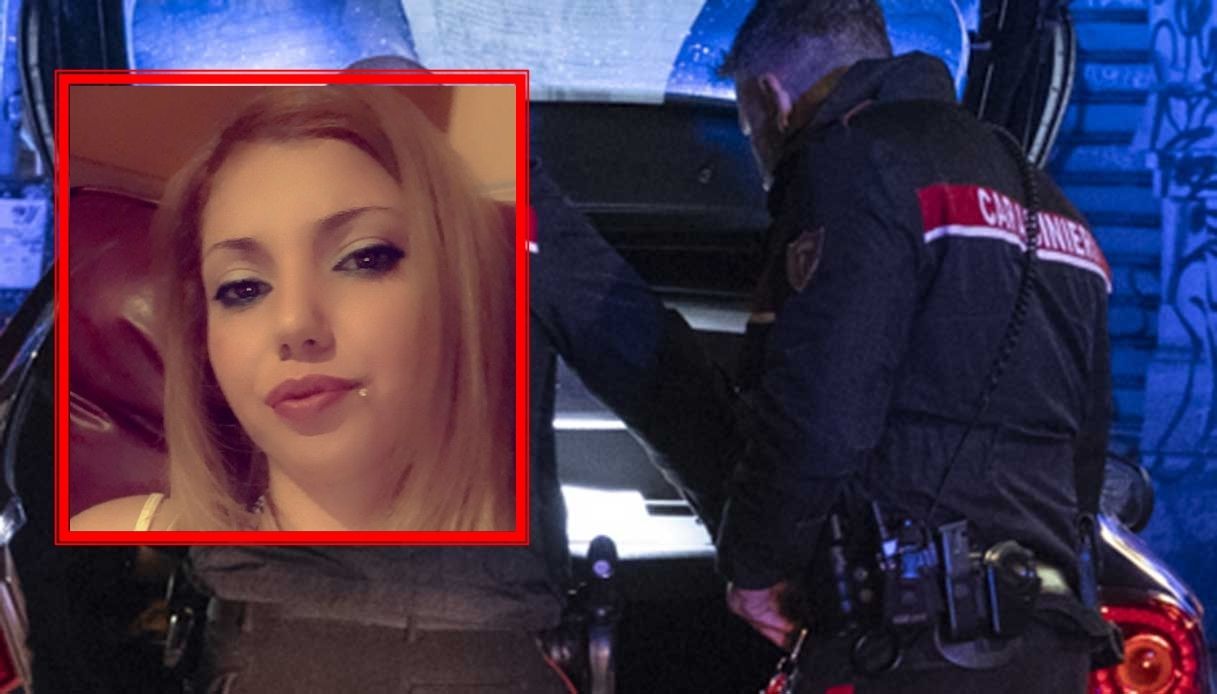 Donna in lacrime con un fazzoletto, casa in fiamme, vicini che chiamano aiuto