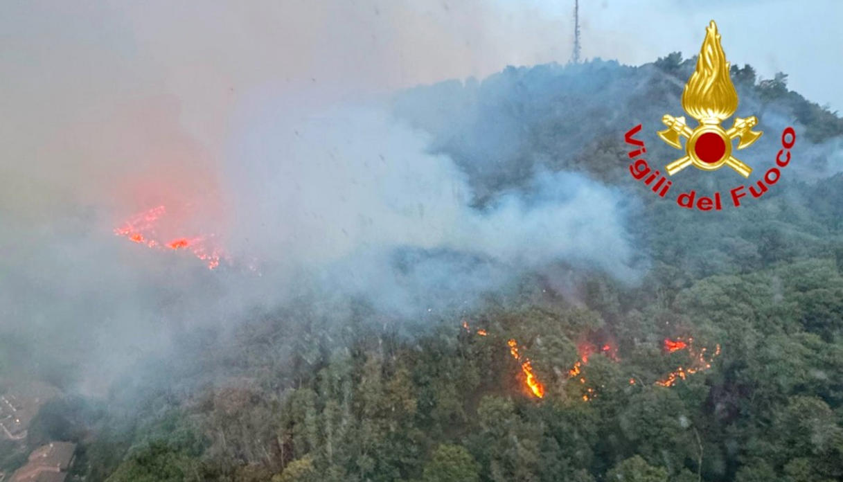 incendio nei boschi del monte goi a como paura e preoccupazione per le fiamme che minacciano le case da Virgilio.it incendio nei boschi del monte goi a como paura e preoccupazione per le fiamme che minacciano le case