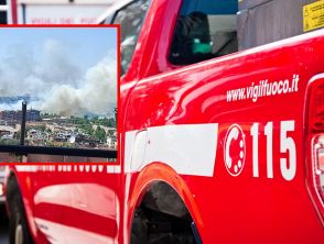 Incendio nella zona dell'ex ippodromo di Tor di Valle a Roma, chiuse via del Mare e rampe del Gra