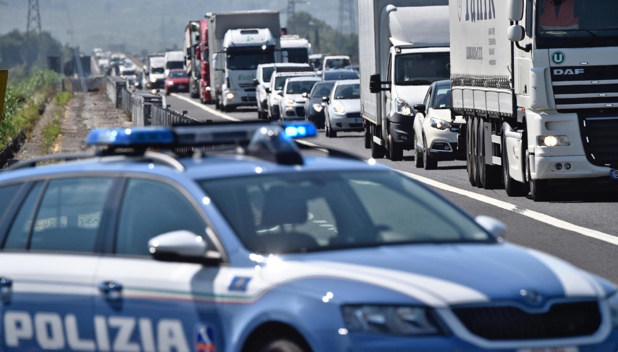Incidente sull'A1 vicino Arezzo tra un camion e tre auto, quattro feriti: traffico e disagi in autostrada