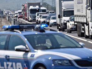 Incidente sull'A1 vicino Arezzo tra un camion e tre auto, quattro feriti: traffico e disagi in autostrada