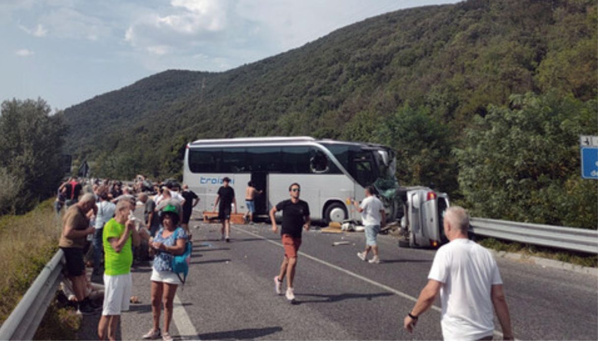 https://wips.plug.it/cips/notizie.virgilio.it/cms/2026/08/incidente-rieti-terni-morti-camper.jpg