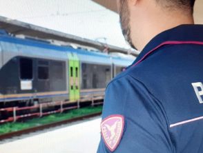 Resta incastrato nelle porte del treno a Milano e viene trascinato, è gravissimo: aveva provato a risalire
