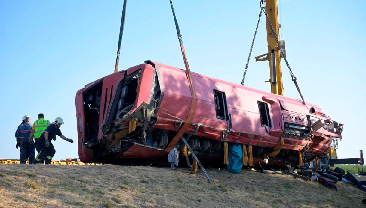 https://wips.plug.it/cips/notizie.virgilio.it/cms/2026/08/incidente-ungheria-autobus.jpg