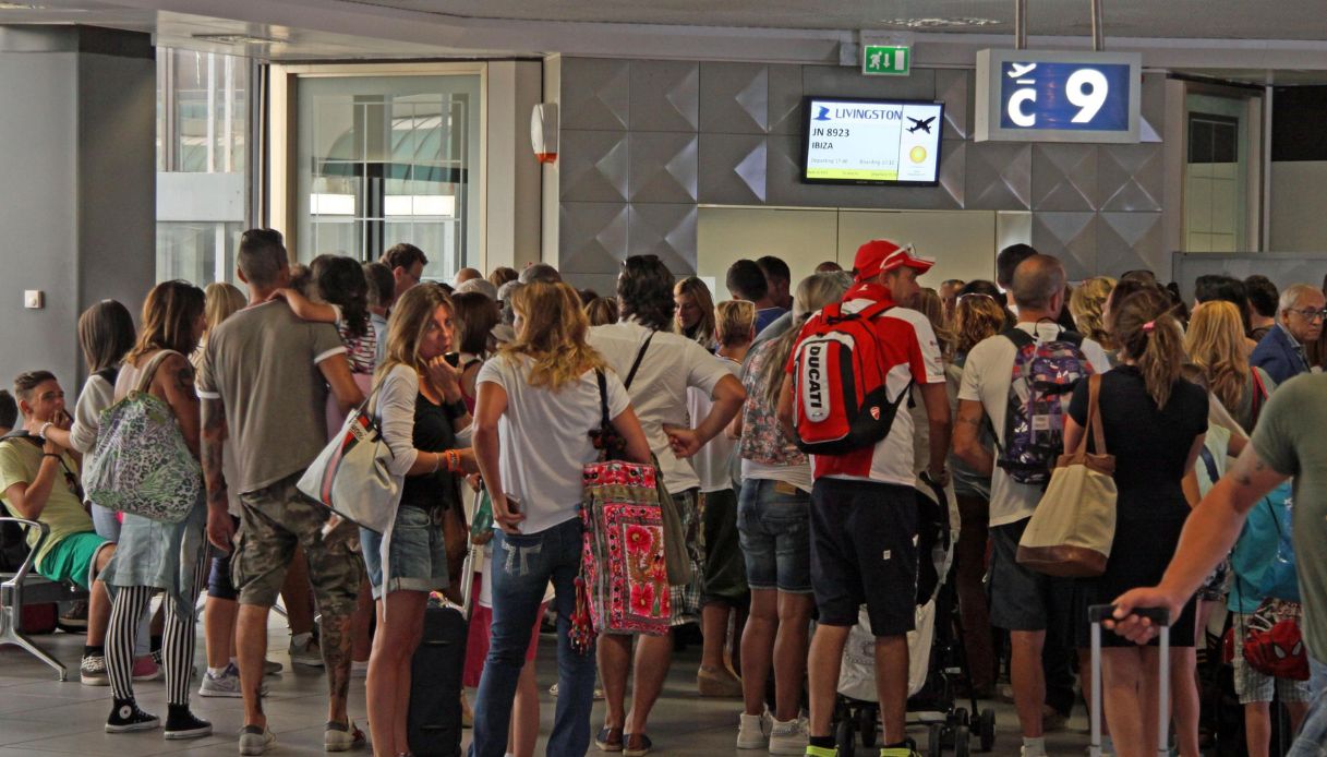 https://wips.plug.it/cips/notizie.virgilio.it/cms/2026/08/italiani-bloccati-minorca.jpg
