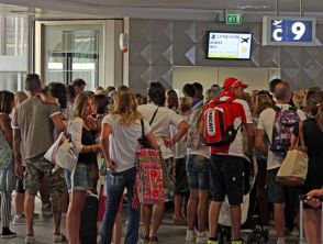 Famiglie italiane bloccate per ore in aeroporto a Minorca, “vacanza rovinata” a 40 turisti per i controlli