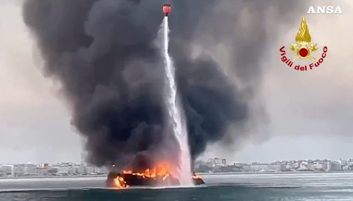 yacht in fiamme al largo di jesolo paura a bordo dopo il possibile cortocircuito 10 persone messe in salvo da Virgilio.it yacht in fiamme al largo di jesolo paura a bordo dopo il possibile cortocircuito 10 persone messe in salvo