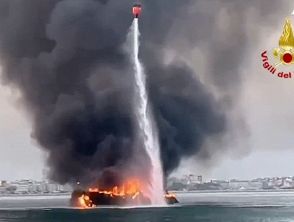 Yacht in fiamme al largo di Jesolo, paura a bordo dopo il possibile cortocircuito: 10 persone messe in salvo