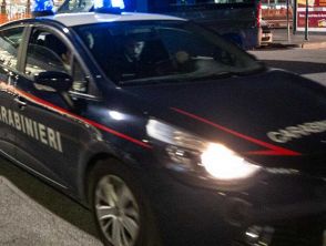 Ladro entra in casa mentre il proprietario è in vacanza, lo vede dalle telecamere e chiama il 112: arrestato