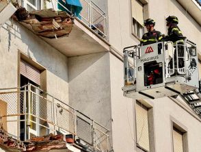 Roberta Celli morta a Livorno dopo il crollo di un balcone, l'insegnante 56enne è precipitata dal terzo piano
