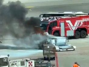 Incendio all'aeroporto di Malpensa, a fuoco il carrellino dei bagagli dopo l'atterraggio per un corto circuito