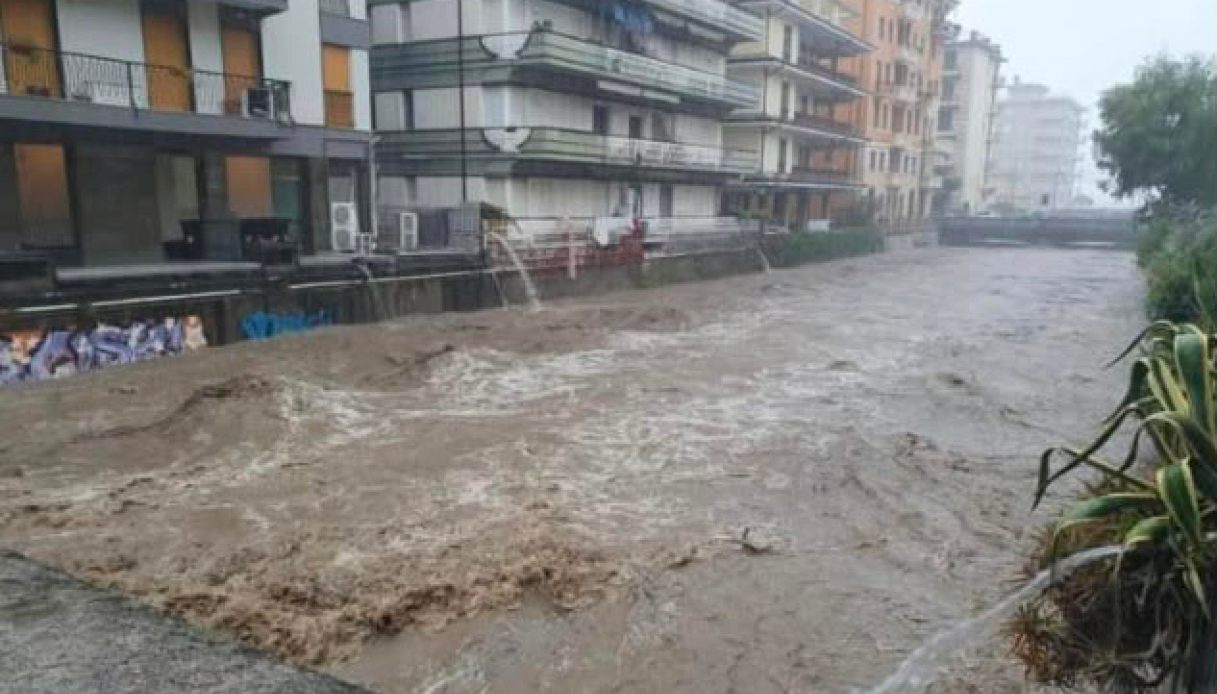 https://wips.plug.it/cips/notizie.virgilio.it/cms/2026/08/maltempo-liguria-chiavari-frana.jpg