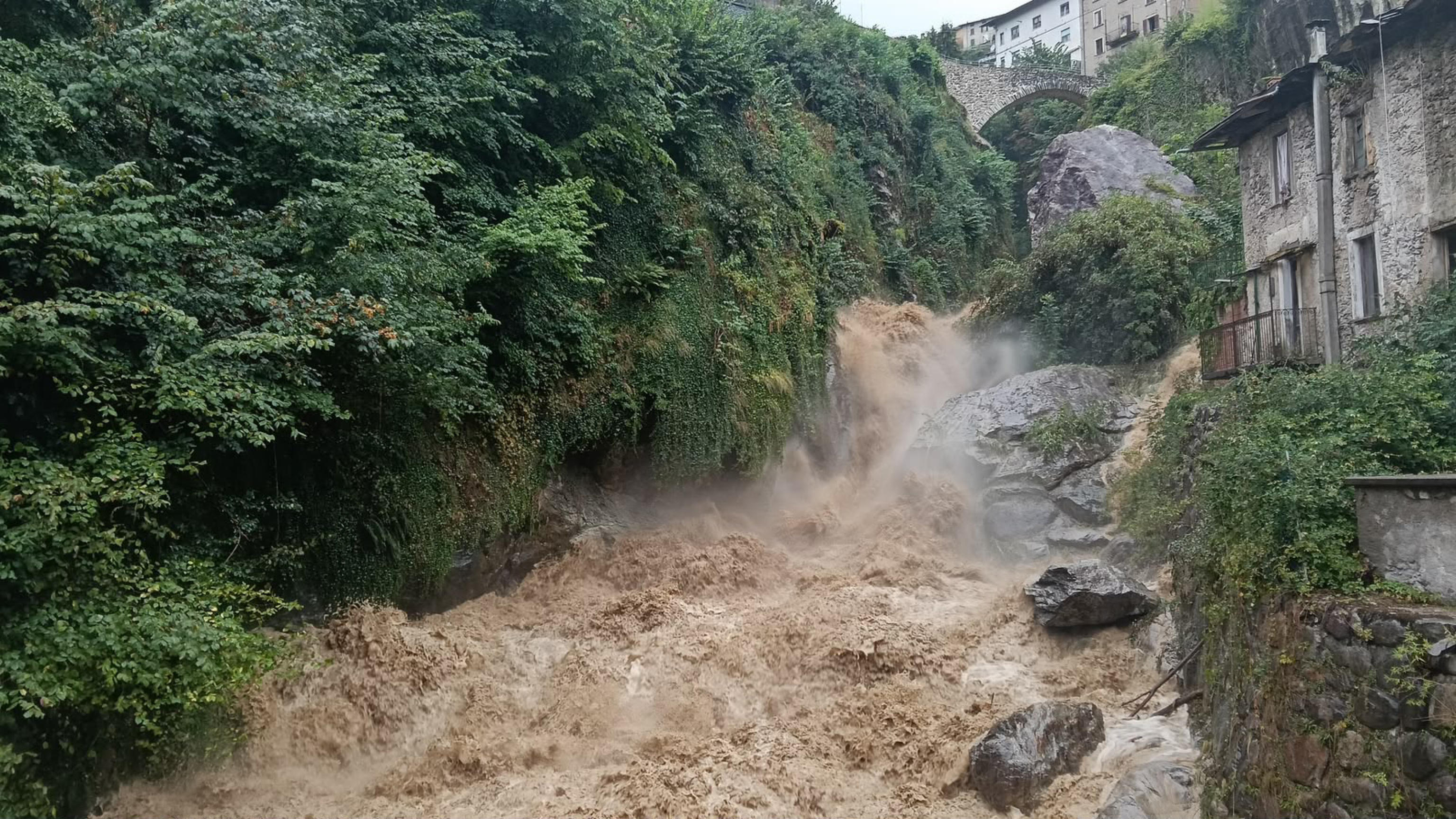 https://wips.plug.it/cips/notizie.virgilio.it/cms/2026/08/maltempo-lombardia-stato-emergenza.jpg