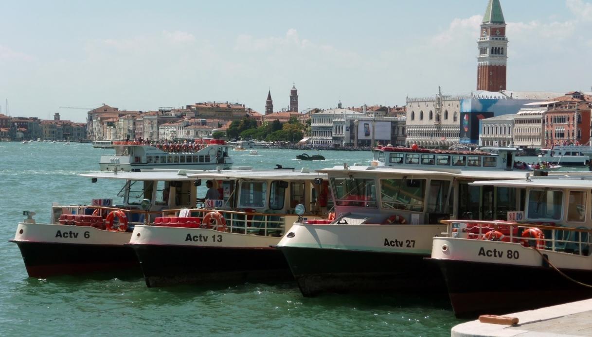 Marinaio gettato in laguna da un passeggero ubriaco sul vaporetto a Venezia