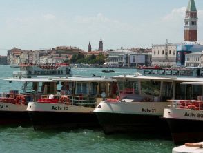 Marinaio gettato in laguna da un passeggero ubriaco sul vaporetto a Venezia