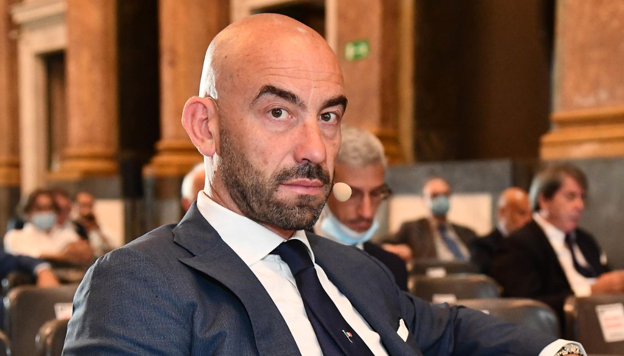 https://wips.plug.it/cips/notizie.virgilio.it/cms/2026/08/matteo-bassetti-polpi-crudi.jpg