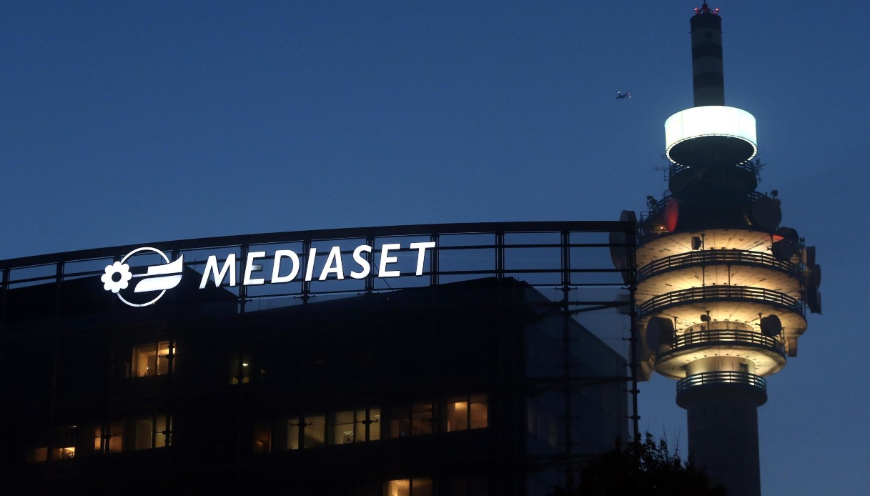 https://wips.plug.it/cips/notizie.virgilio.it/cms/2026/08/mediaset-ragazza-precipita-studi-cologno.jpg