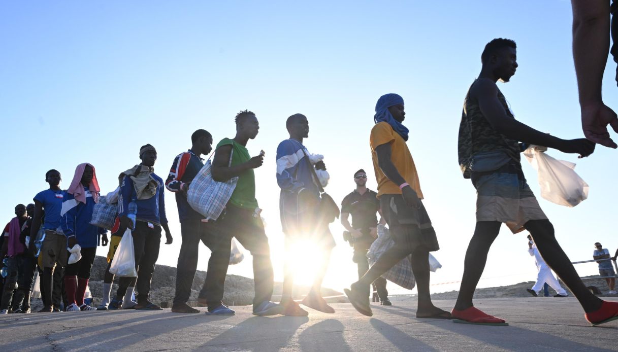 https://wips.plug.it/cips/notizie.virgilio.it/cms/2026/08/migranti-berlino.jpg