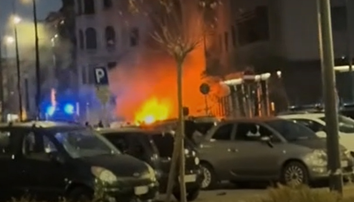 Incendio a Milano in via Mauro Macchi, 13 auto in fiamme vicino alla stazione: evacuate 130 persone dall'hotel