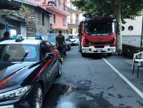 Spara alla compagna vicino Imperia dopo averla colpita in testa con una spranga e scappa: fermato 50enne