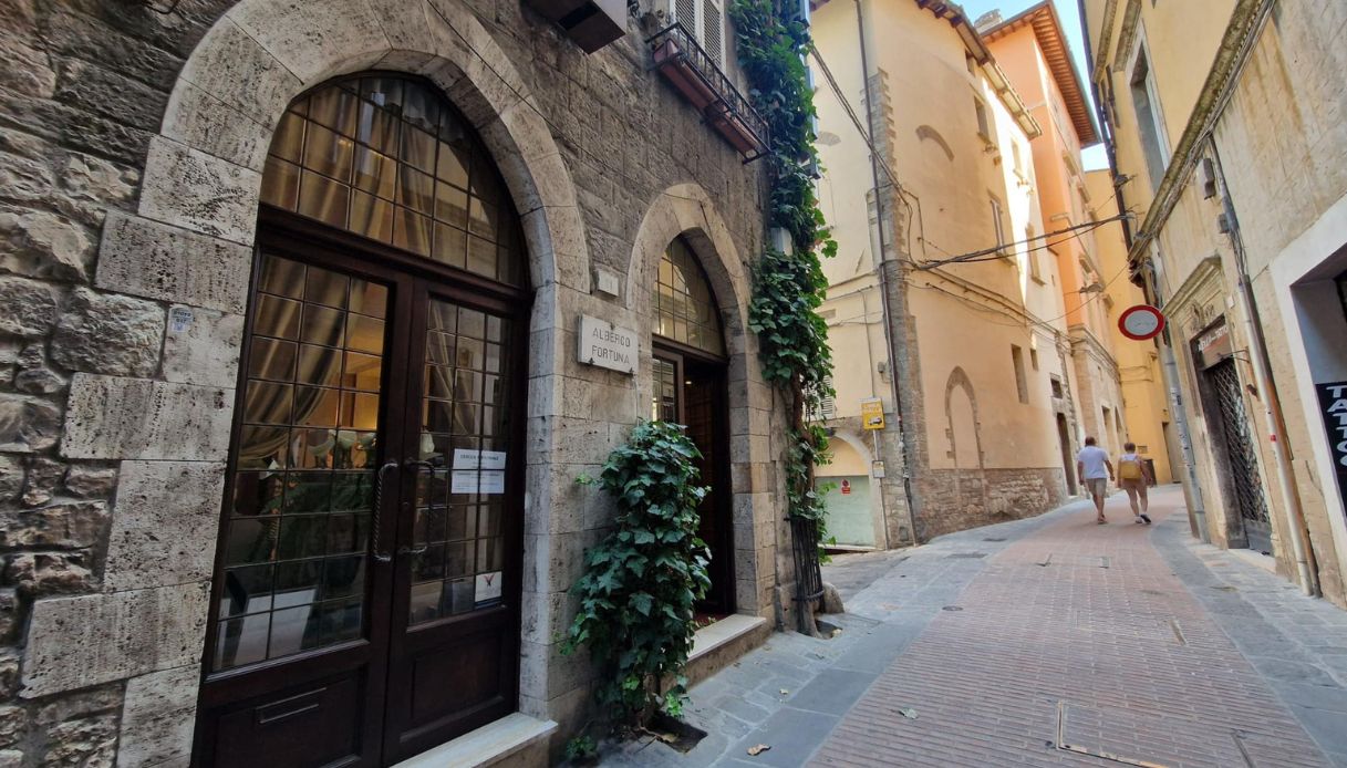 https://wips.plug.it/cips/notizie.virgilio.it/cms/2026/08/musicista-albergo-perugia.jpg