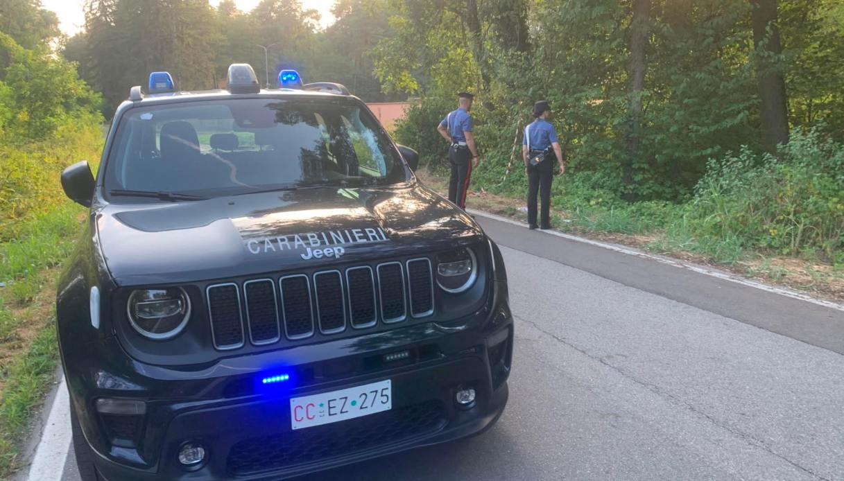 Una donna con ferite e un cellulare trovato dai carabinieri, mentre parla del dolore per la morte di Federico Venco