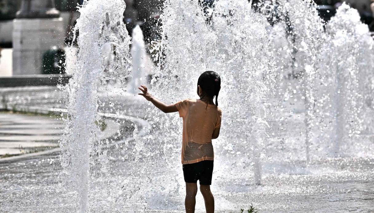 https://wips.plug.it/cips/notizie.virgilio.it/cms/2026/08/ondata-caldo-bambini-effetti.jpg