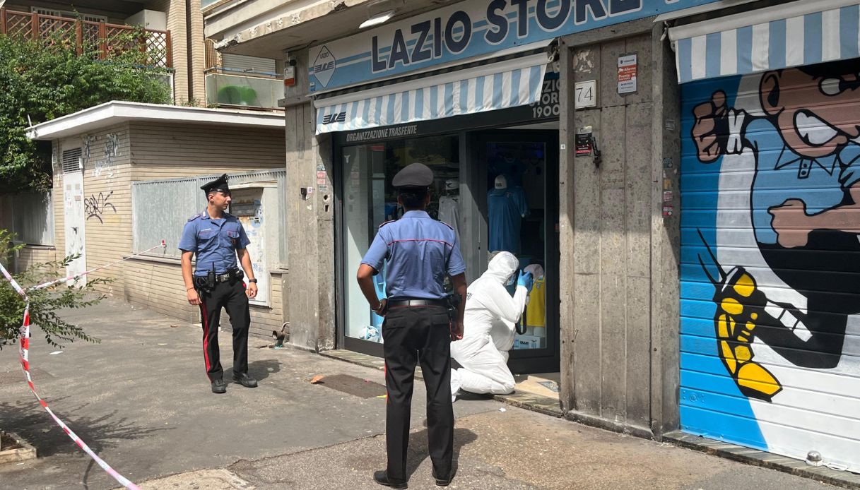 agguato e spari al lazio store di ostia colpi di pistola da una persona incappucciata che poi scappa da Virgilio.it agguato e spari al lazio store di ostia colpi di pistola da una persona incappucciata che poi scappa