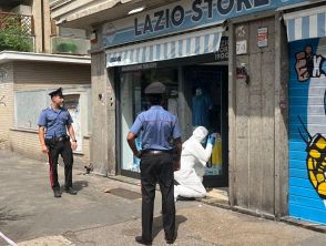 Agguato e spari al Lazio Store di Ostia, colpi di pistola da una persona incappucciata che poi scappa