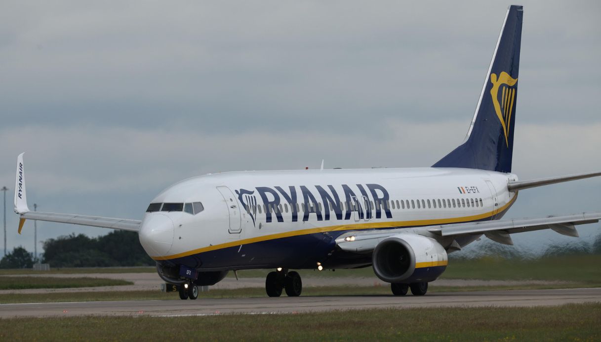 https://wips.plug.it/cips/notizie.virgilio.it/cms/2026/08/overbooking-volo-ryanair.jpg