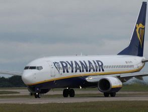 Aereo Ryanair in overbooking a Treviso, per la moglie non c'è posto e il marito blocca il volo: multato
