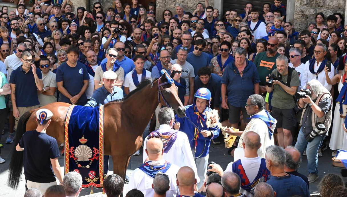 https://wips.plug.it/cips/notizie.virgilio.it/cms/2026/08/palio-di-siena-tittia-nicchio.jpg