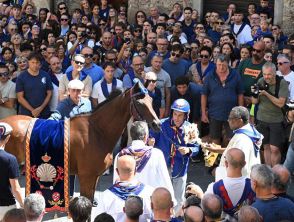 Palio di Siena, trionfo del Nicchio dopo 28 anni e 13esima vittoria del fantino Tittia (che poi cade)