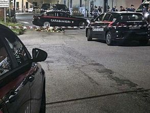 Donna trovata morta in casa a Parma con ferite da arma da taglio, mistero sul decesso della 45enne
