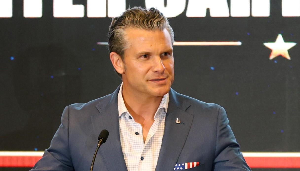 https://wips.plug.it/cips/notizie.virgilio.it/cms/2026/08/pete-hegseth-transfobia.jpg