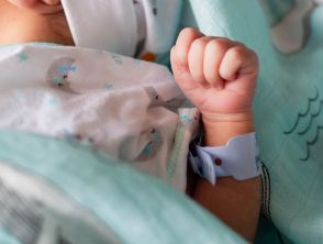 Neonato abbandonato in strada a Pignataro Maggiore, è stato il padre a chiamare fingendo il ritrovamento