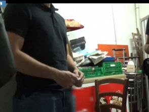 Cocaina in magazzino e nel cestino di un bar di Bergamo: titolare denunciato, locale chiuso per 15 giorni
