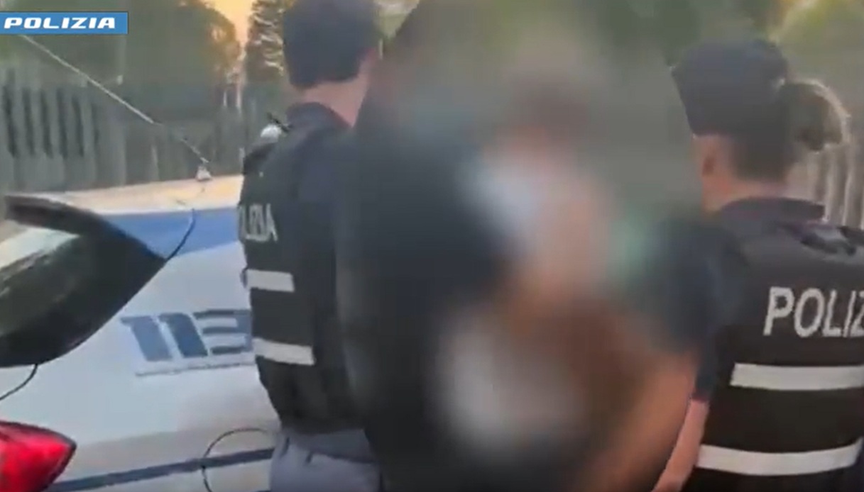https://wips.plug.it/cips/notizie.virgilio.it/cms/2026/08/poliza-arresto.jpg
