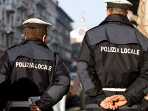 Polizia locale di Milano, arrestati cinque agenti. Le accuse: 