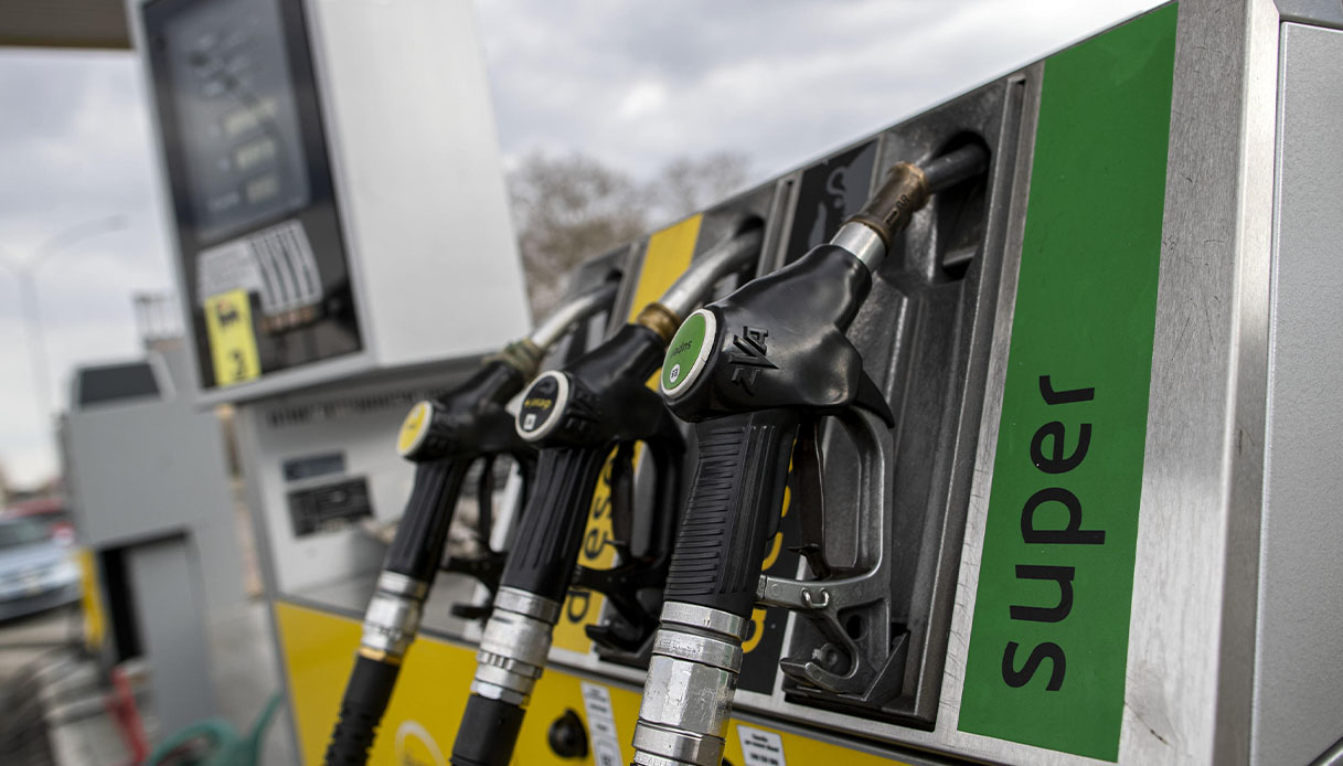 prezzi carburante di benzina e diesel in quali regioni costa di pi249 il pieno e la situazione in autostrada da Virgilio.it prezzi carburante di benzina e diesel in quali regioni costa di pi249 il pieno e la situazione in autostrada