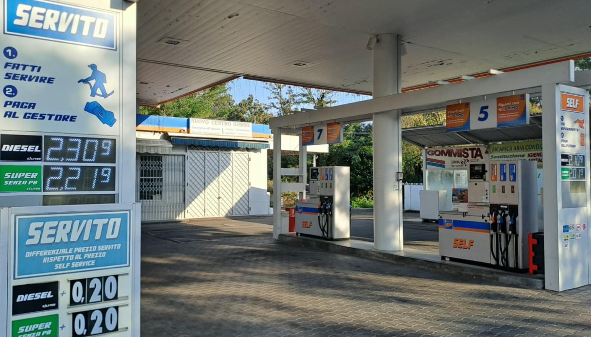 caro carburanti rischio stangata col controesodo estivo il diesel arriva a 22 euro al litro in autostrada da Virgilio.it caro carburanti rischio stangata col controesodo estivo il diesel arriva a 22 euro al litro in autostrada