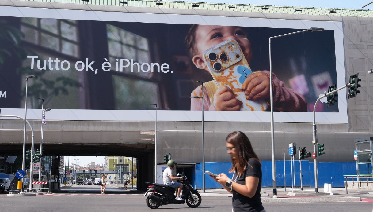https://wips.plug.it/cips/notizie.virgilio.it/cms/2026/08/pubblicita-iphone-apple.jpg