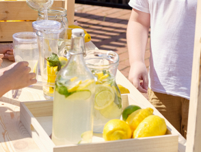 Banchetto di limonata fermato dai controlli, i tre ragazzini riceveranno in regalo il loro Piaggio Ciao