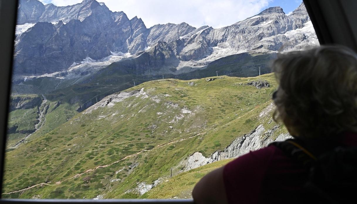 https://wips.plug.it/cips/notizie.virgilio.it/cms/2026/08/rifugio-marco-e-rosa-chiusura-frane.jpg